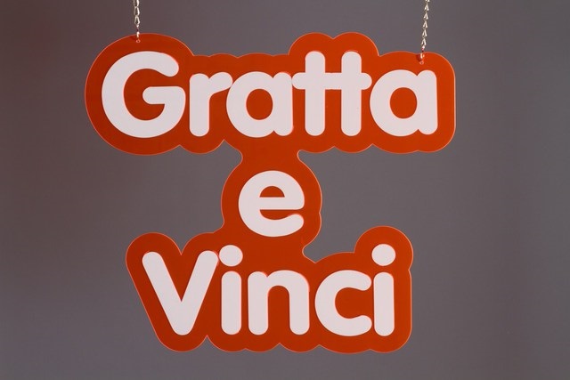 CARTELLO IN PLEXIGLASS CON SCRITTA "GRATTA E VINCI"