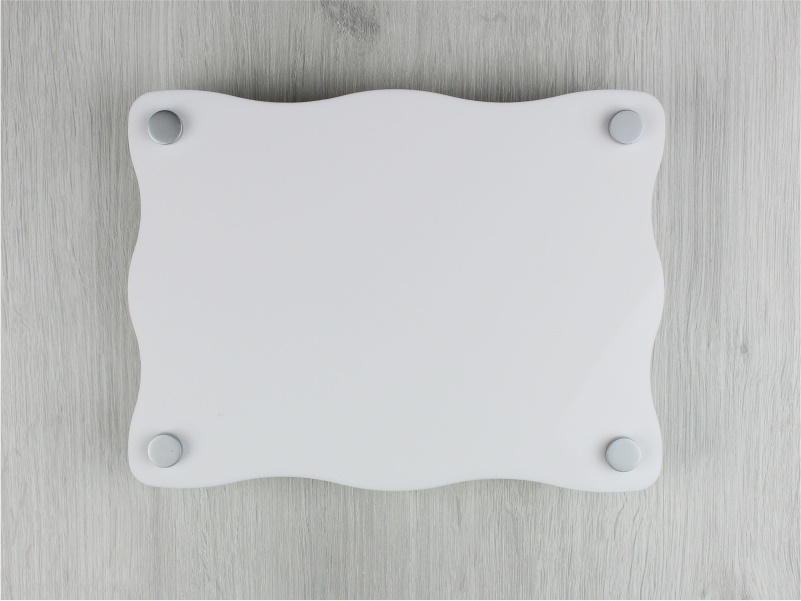 targa plexiglass bianco con lati ondulati