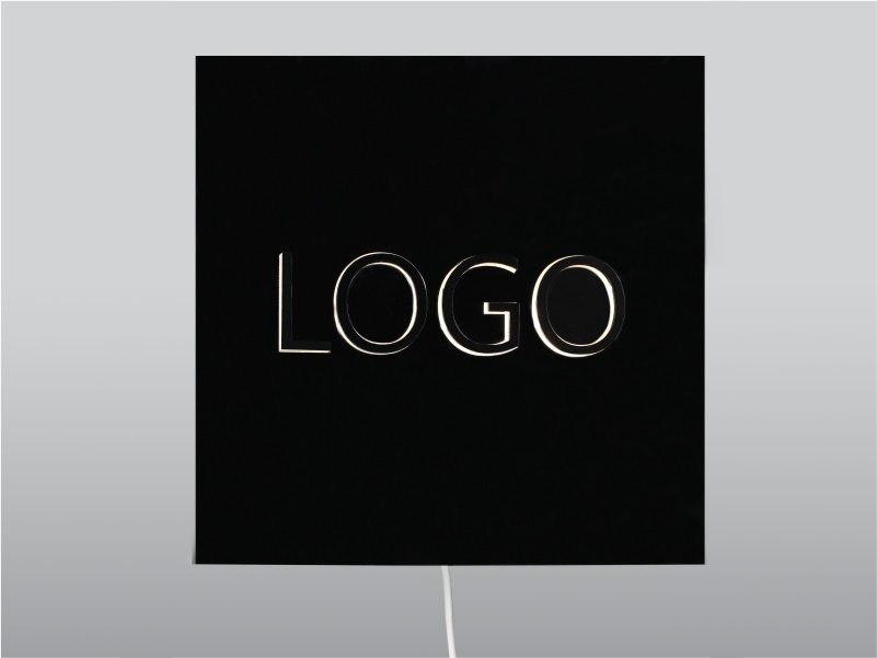 Insegna luminosa LED in plexiglass nero con logo in rilievo