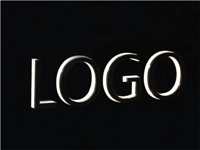 Insegna luminosa LED in plexiglass nero con logo in rilievo