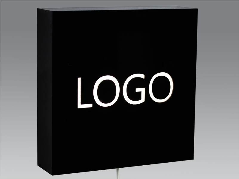 Insegna luminosa LED in plexiglass nero con logo intagliato